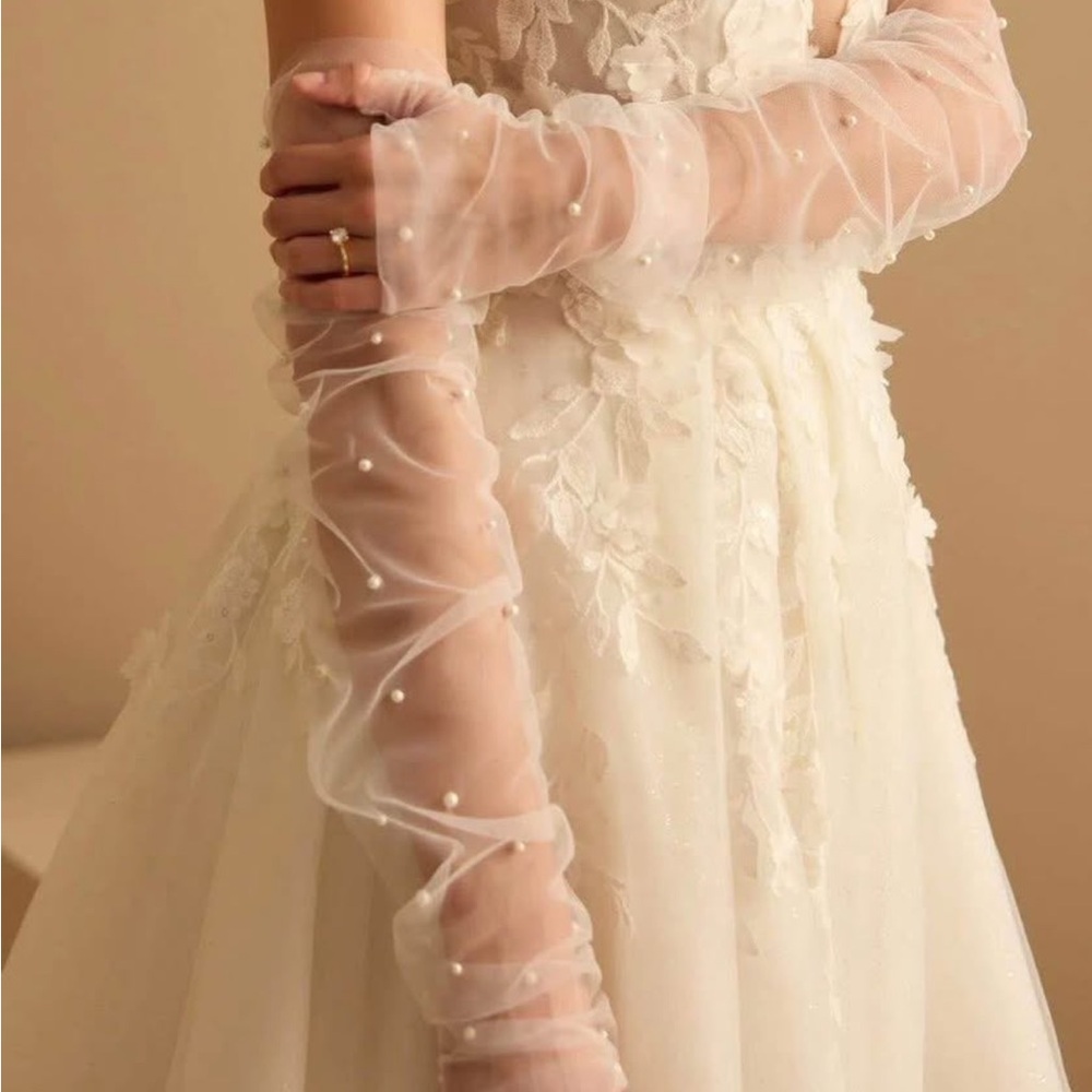 Pearl gloves from bridal boutique “lovely bride”
One size fits all
Never worn